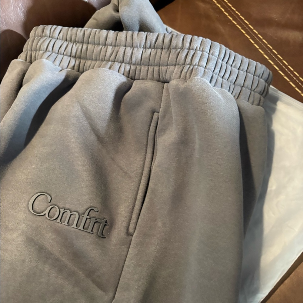 Men's gray Joggers, M pockets and gathered leg - Picture 2 of 4